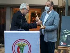 Rutkay Aziz , Ödülünü TTB Başkanı Prof. Dr. Sinan Adıyaman'a teslim etti.