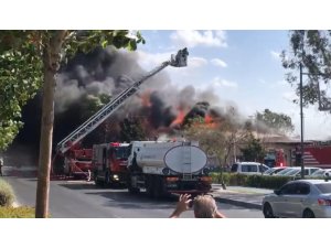 İzmir’in Karşıyaka ilçesinde, İzmir Büyükşehir Belediyesine ait bir kafede çıkan yangın nedeniyle çok sayıda itfaiye ekibi bölgeye sevk edildi. Ekipler yangını kontrol altına almaya çalışırken, dumanlar kilometrelerce uzakta