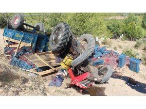 Freni tutmayan üzüm yüklü traktör uçuruma düştü: 2 yaralı
