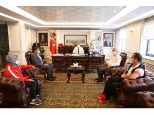 Şampiyonlar, madalyalar ile Başkan Palancıoğlu’nu ziyaret etti