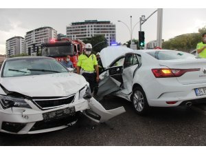 Kavşakta iki otomobil kavşakta çarpıştı: 1 yaralı