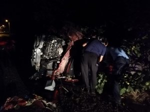Traktöre arkadan çarpan otomobilde 2 kişi hayatını kaybetti