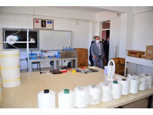 Vali Hüseyin Öner, Şehit Türkmen Tekin Meslek Lisesinde maske üretimi atölyesini ziyaret etti