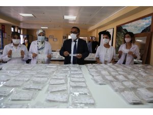 Halk eğitim merkezleri Tunceli’de öğrenciler için maske üretimini yoğunlaştırdı