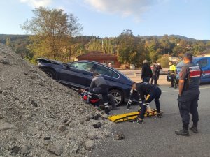 Otomobil toprak yığınına çarptı: 2 yaralı