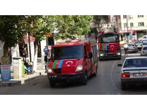 İtfaiye ekipleri Azerbaycan bayraklarıyla şehir merkezini gezdi