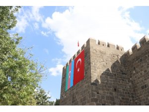 Şehrin dört bir tarafı Azerbaycan’a destek mesajları ve bayraklar ile donatıldı