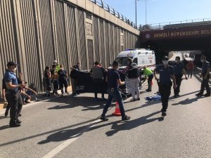Üst geçitten düşen gence kamyon çarptı: 1 öldü