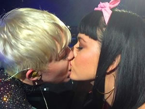 Miley Cyrus Katy Perry'i öptü