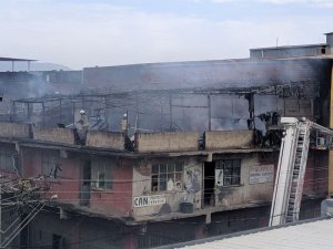 Polyester üretilen iş yerinde korkutan yangın: 4 kişi dumandan etkilendi