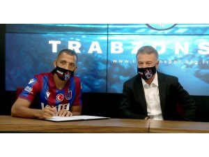 Trabzonspor’un yeni transferleri Vitor Hugo ve Djaniny Semedo için imza töreni düzenlendi