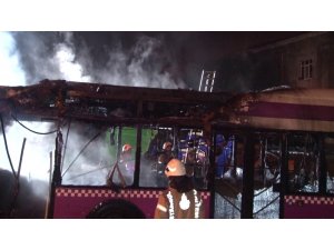 Kavacıkta Özel Halk Otobüsü alev alev yandı
