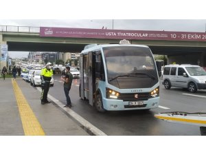 İstanbul Maltepe’de denetimlerde bir yolcu minibüsüne ve ticari taksiye ceza kesildi