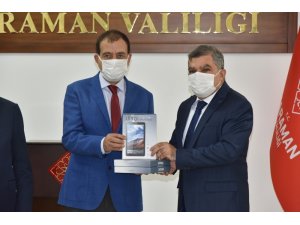 Karaman’da iş adamlarından uzaktan eğitime 400 adet tablet desteği
