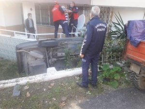 Otomobil evin bahçesine düştü: 2 yaralı