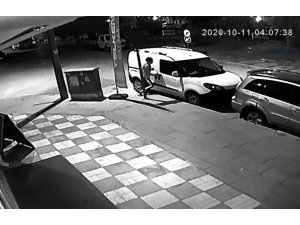 Hırsızlık şüphelisi soyduğu arabanın kapısını kapatmak için geri döndü