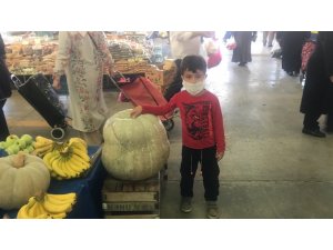 Çan pazarındaki 40 kiloluk kabak büyük ilgi gördü