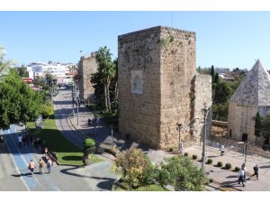 Vakaların azaldığı turizm kenti Antalya’da camilerden korona virüs uyarısı