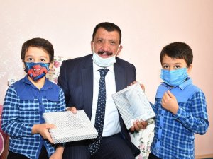 Gürkan’dan öğrencilere tablet sürprizi