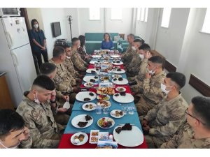 Vali eşinden askerlere ev yemeği ikramı