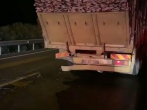 Otomobil odun yüklü kamyona arkadan çarptı