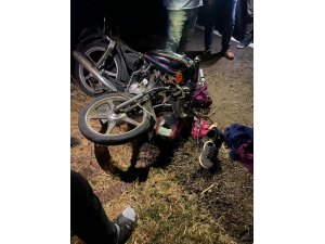 Motosiklet traktör römorkuna arkadan çarptı: 2 yaralı
