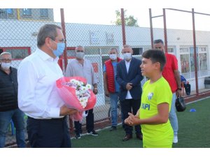 Ayvalık Belediye Başkanı Mesut Ergin geleceğin futbolcularıyla buluştu