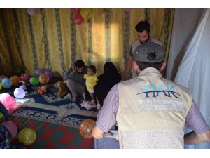 Suriyeli Muhammed bebek protez bacaklarına kavuştu