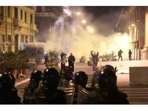 İtalya’da sokağa çıkma yasağı protesto edildi