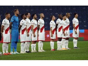 Süper Lig: Medipol Başakşehir: 2 - FT Antalyaspor: 1 (Maç devam ediyor)