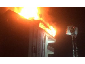 Esenyurt’ta 5 katlı binanın çatı katı alev alev yandı