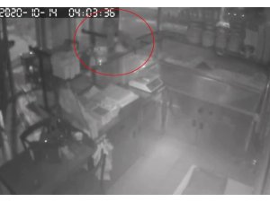 İstanbul’da sadaka kutusu ve çanta hırsızlığı kamerada