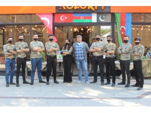 Azerbaycan ordusuna restoran çalışanlarından asker kıyafetli destek