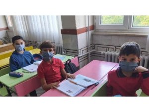 Gemici ilköğretim okulunda özel yıkanabilir maske ürettiler