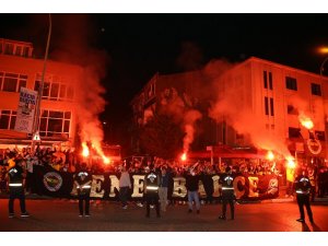 Fenerbahçeli futbolcular galibiyeti taraftarıyla kutladı