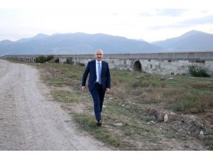 Bakan Karaismailoğlu, Afyonkarahisar’da tarihi köprüyü inceledi