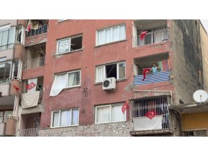 İskenderun’da balkonlara ve iş yerlerine Türk bayrağı asıldı