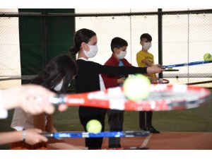Diyarbakır’da Bilgi Evi öğrencilerine tenis kursu