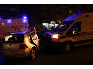 Ambulans ile otomobil çarpıştı: 6 yaralı