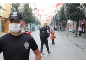 Polis ekiplerinden Sakarya’nın en işlek caddesinde maske avı