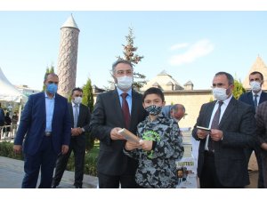 Erzurum İl Müftülüğü maske kuralına uyan çocuklara hediyeler dağıttı