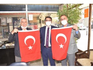 Başkan Çelik vatandaşlara Türk bayrağı dağıttı