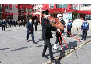 Erciş’te 29 Ekim kutlama programı çelenk sunumuyla başladı