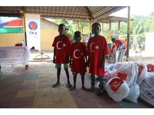 TİKA’dan Güney Sudanlı çocuklara malzeme yardımı
