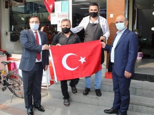 Esnafa ve öğrencilere Türk Bayrağı