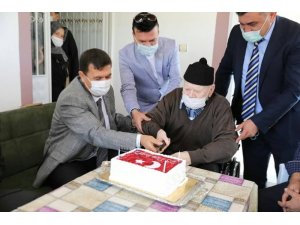 Vali Arslantaş’tan Cumhuriyet doğumlu Mehmet dedeye doğum günü sürprizi