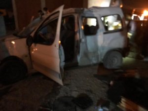 Otomobil elektrik direklerine çarptı: 1 yaralı