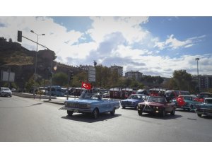 Başkent’te klasik otomobillerden “Cumhuriyet Bayramı” konvoyu