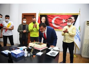 Derebeylerinden Gürkan’a sürpriz kutlama