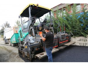 Serdivan’da asfaltlama çalışmalarına devam ediyor